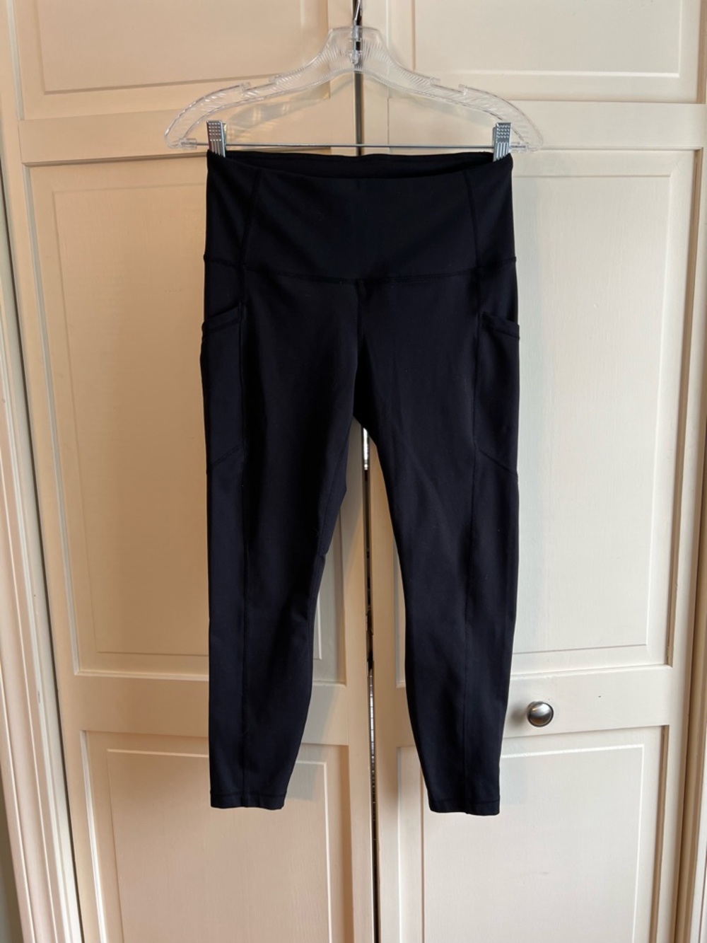 Yogalicious Lux Stretchy Black High-Waist Tiny Pocket Capri Crop Leggings Medium